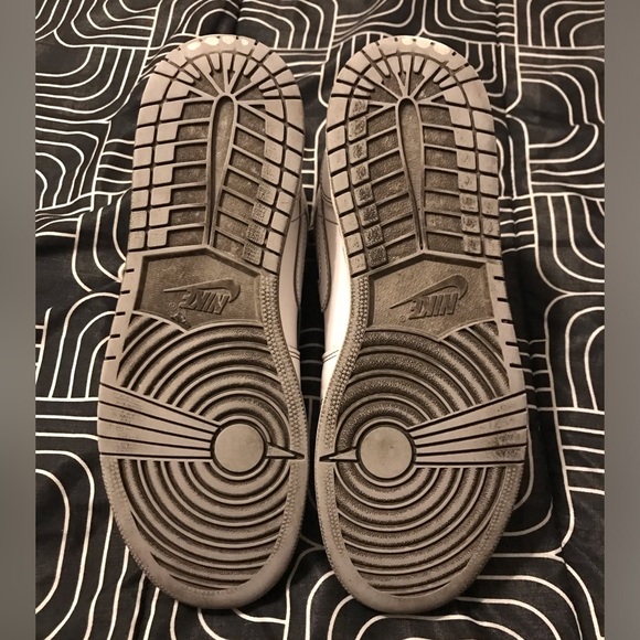 Jordan 1 Mid White GS 
Size 7Y - Picture 8 of 9